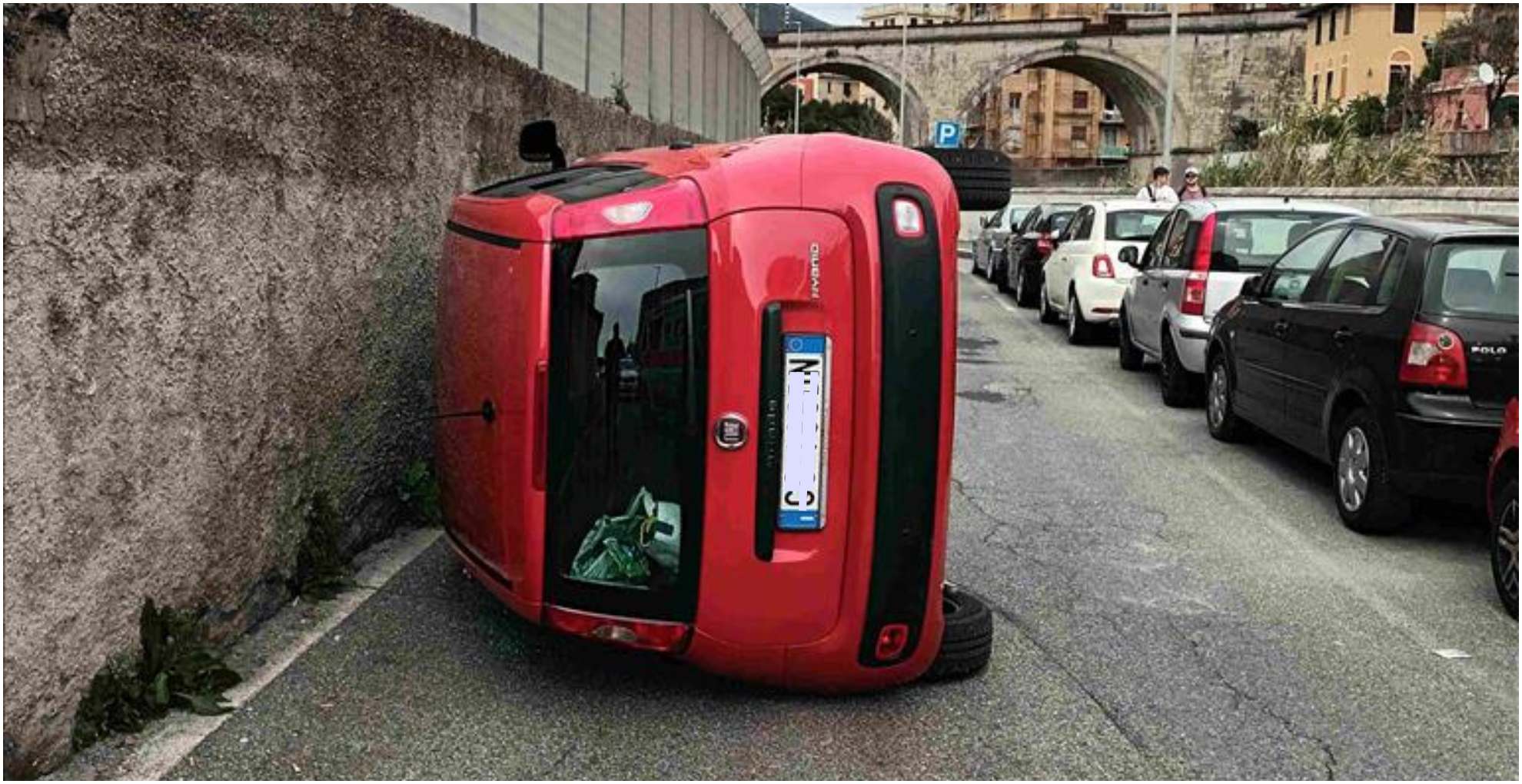 Incidente a Sturla, ancora un’auto ribaltata