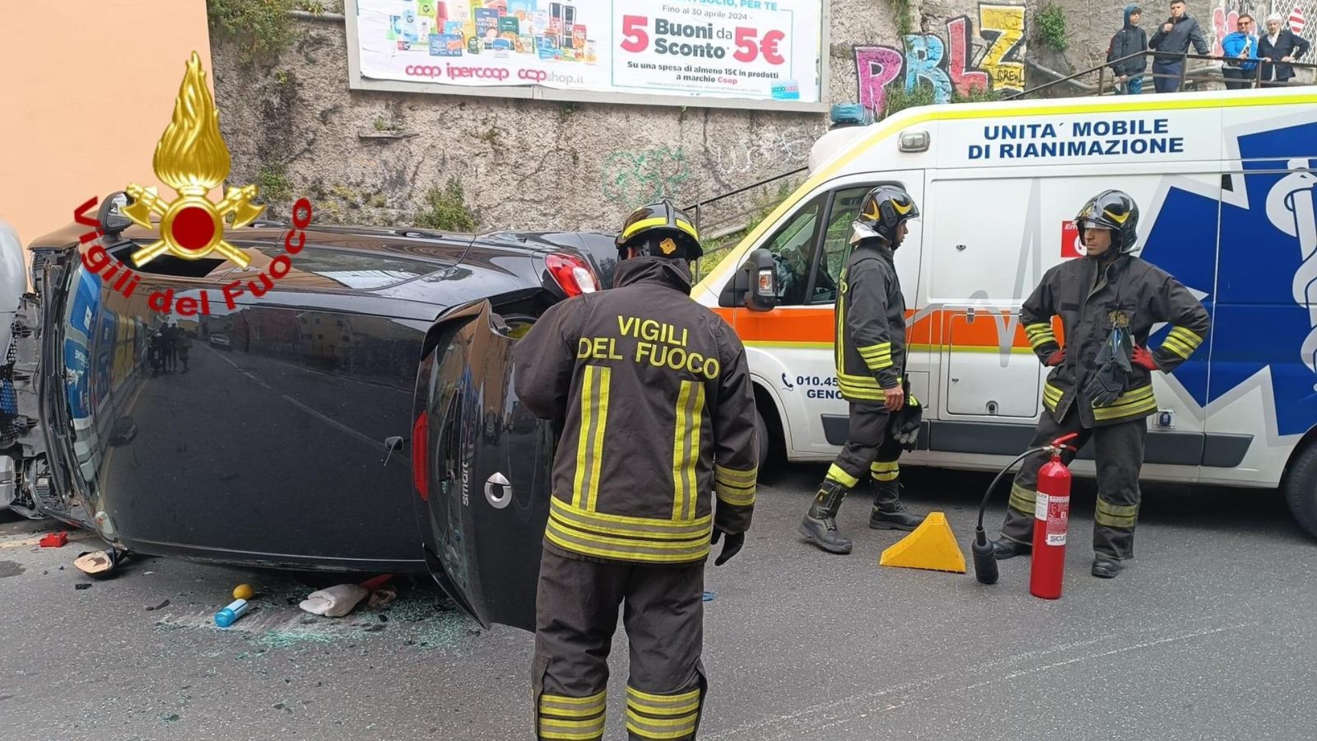 Genova, finisce con l’auto contro i cassonetti e si ribalta 