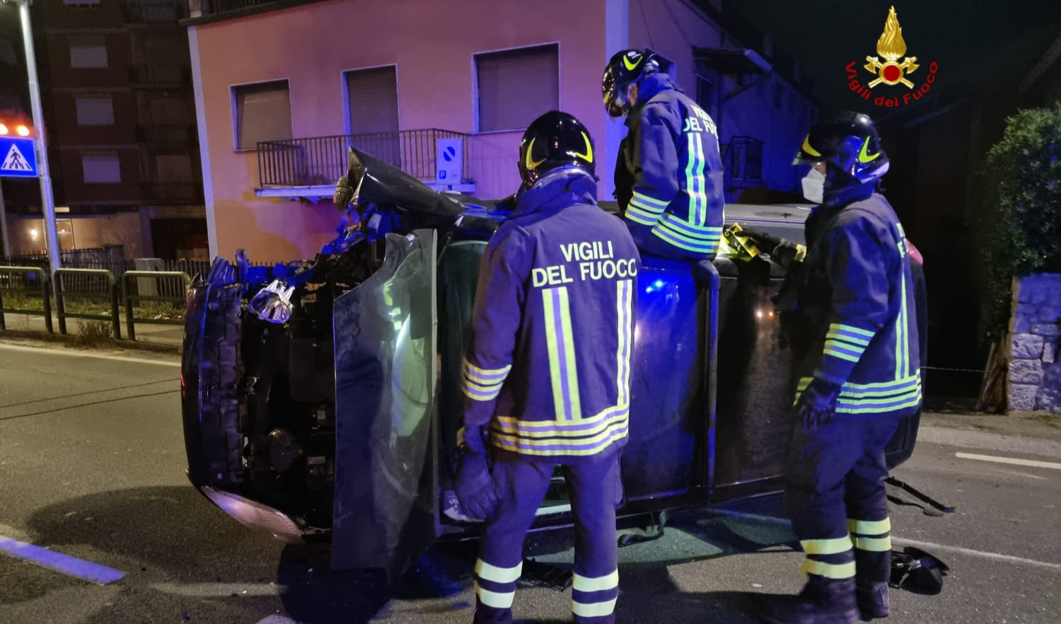 Incidente nella notte, si ribalta con l'auto: un ferito