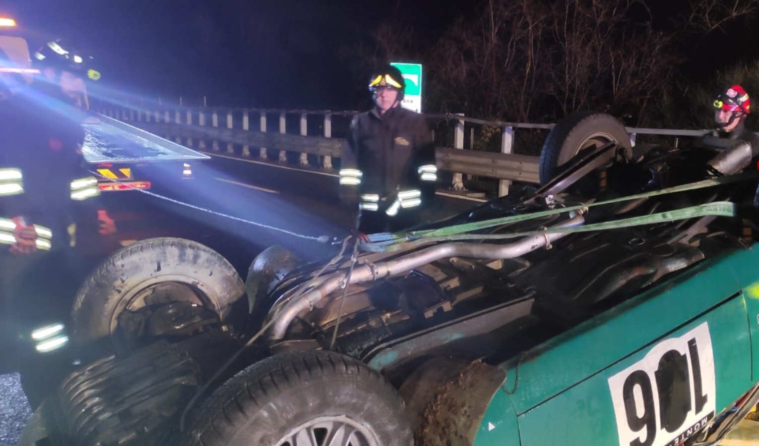 Auto d'epoca si ribalta in autostrada, due persone ferite