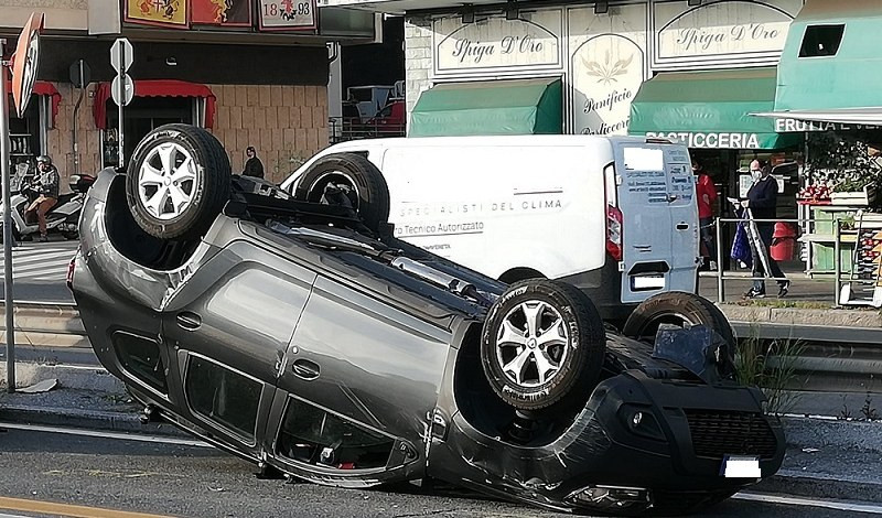 Genova, paura a Rivarolo: auto si ribalta in via Perlasca