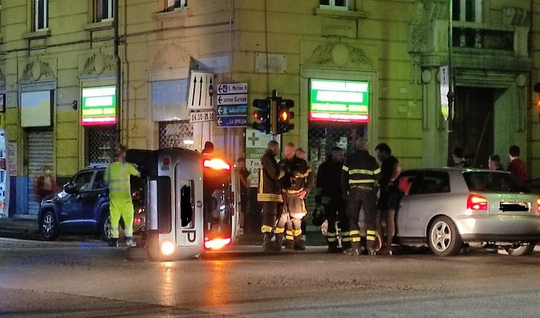 Genova, incidente tra due auto: una si cappotta, ragazza sotto choc