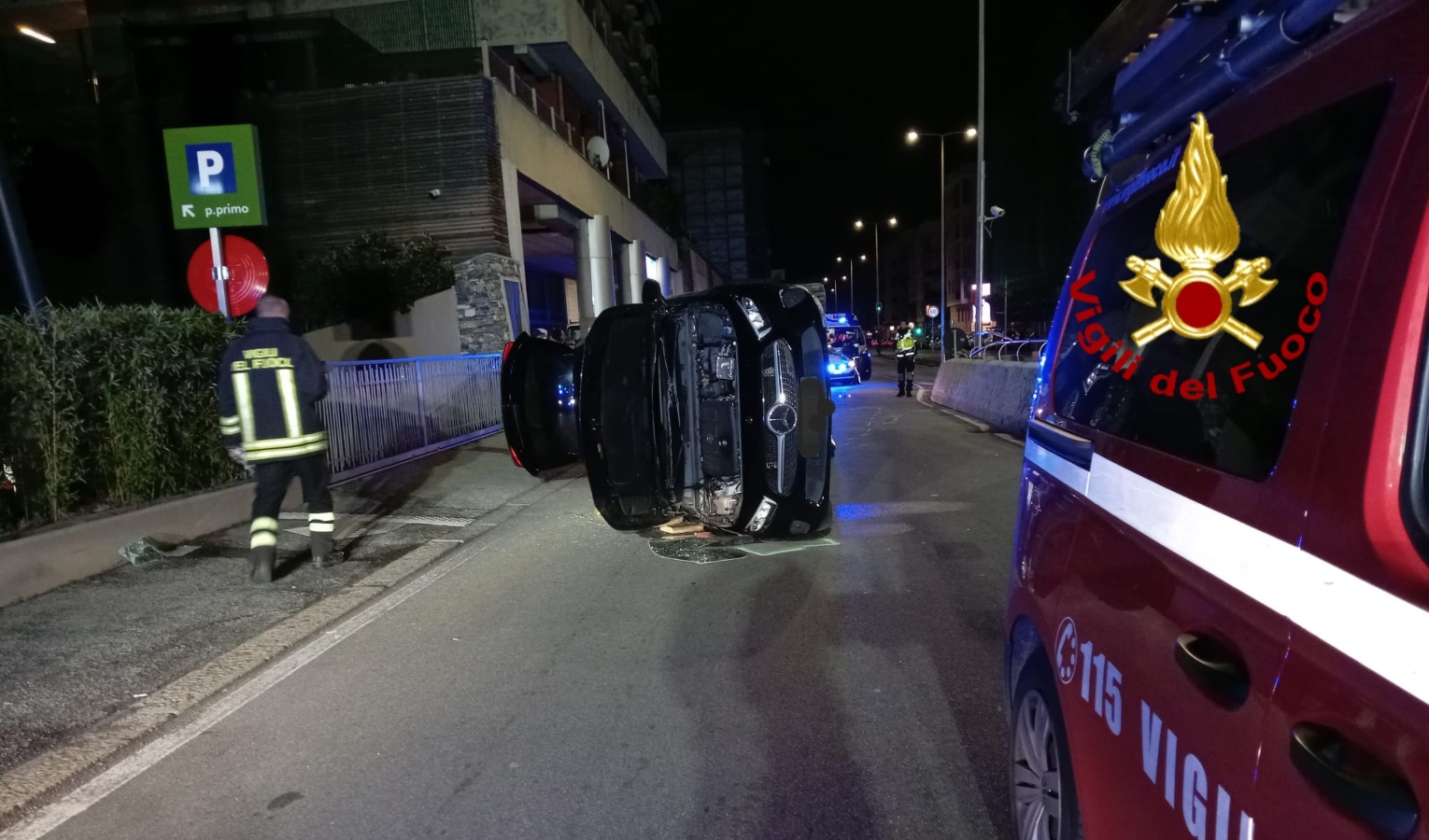 Genova, nella notte auto si ribalta in corso Europa: 27enne all'ospedale