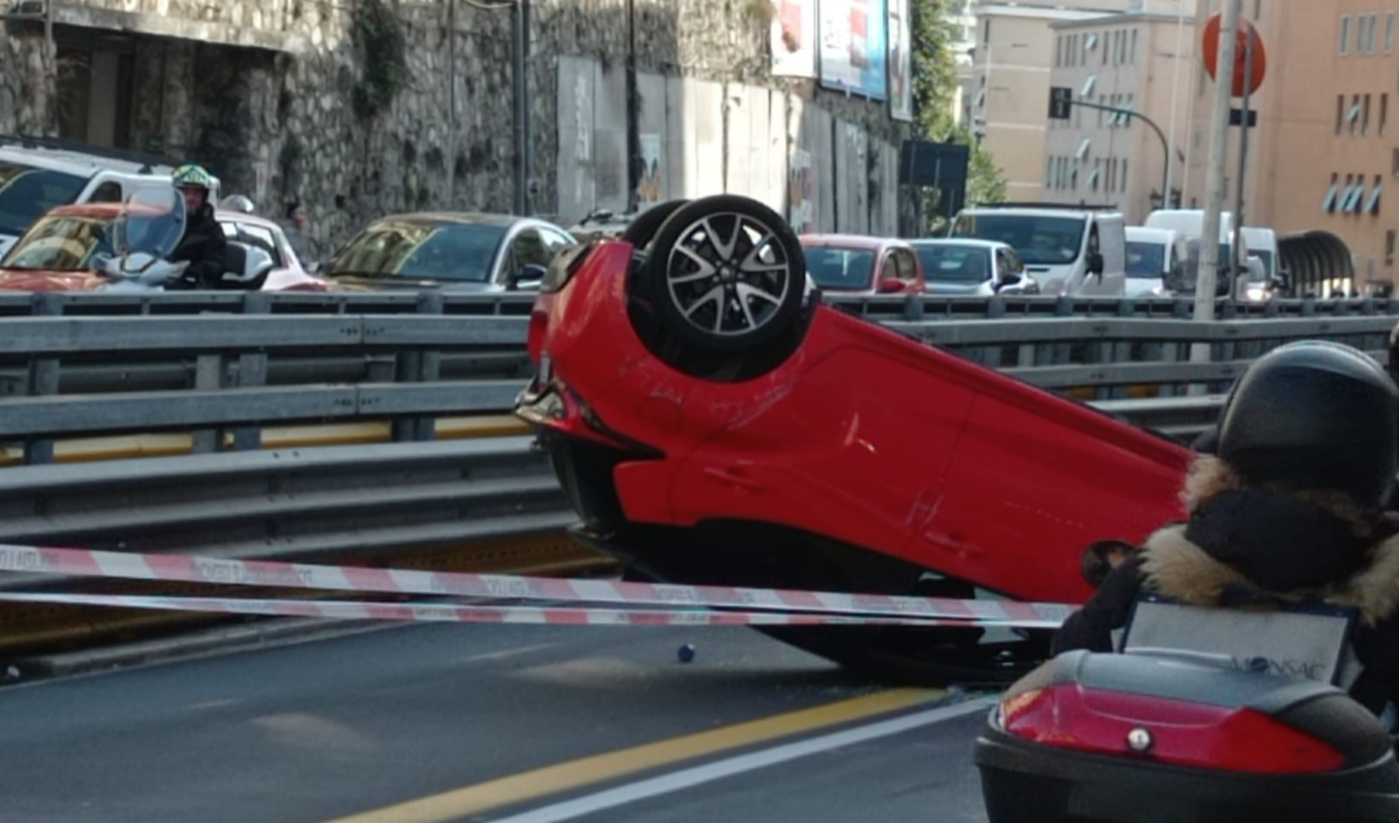 Doppio incidente in corso Europa: prima auto ribaltata, poi scontro tra auto e moto