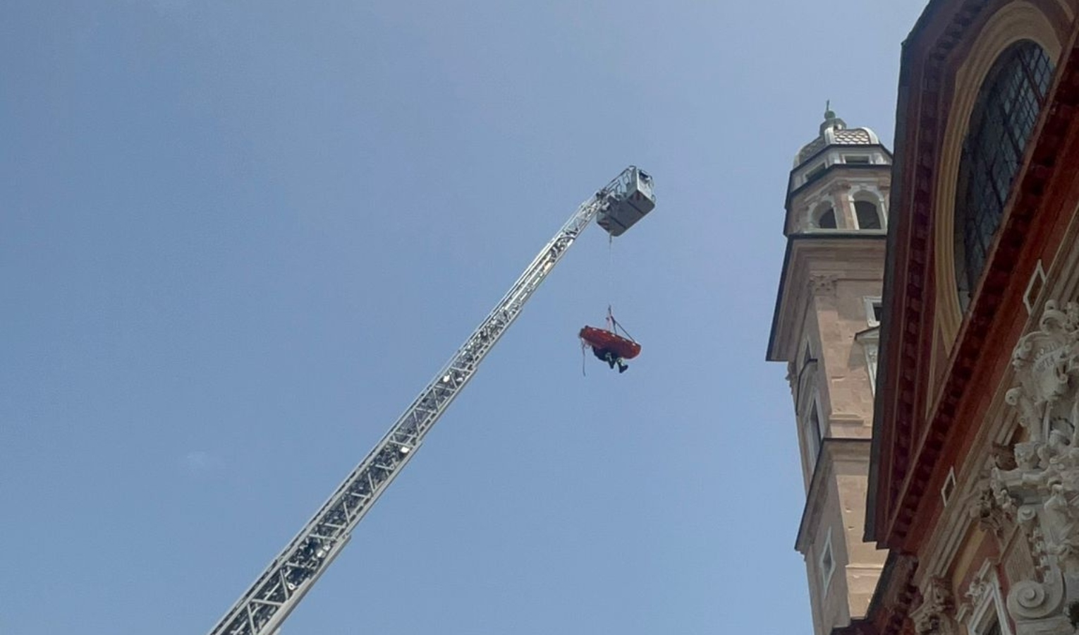 Malore mentre visita la cupola di Carignano, visitatore scende con l'autoscala