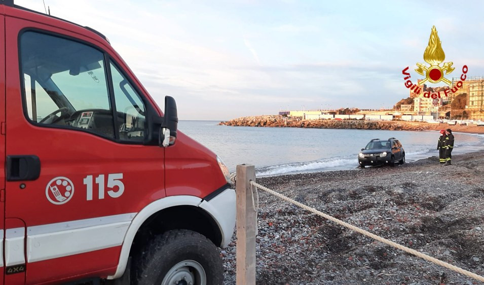 Genova, macchina bloccata in spiaggia: amico con furgone prova a trainarlo e rimane impantanato anche lui