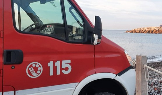 Chiavari, ambulanza rimane bloccata in spiaggia: recuperata da pompieri