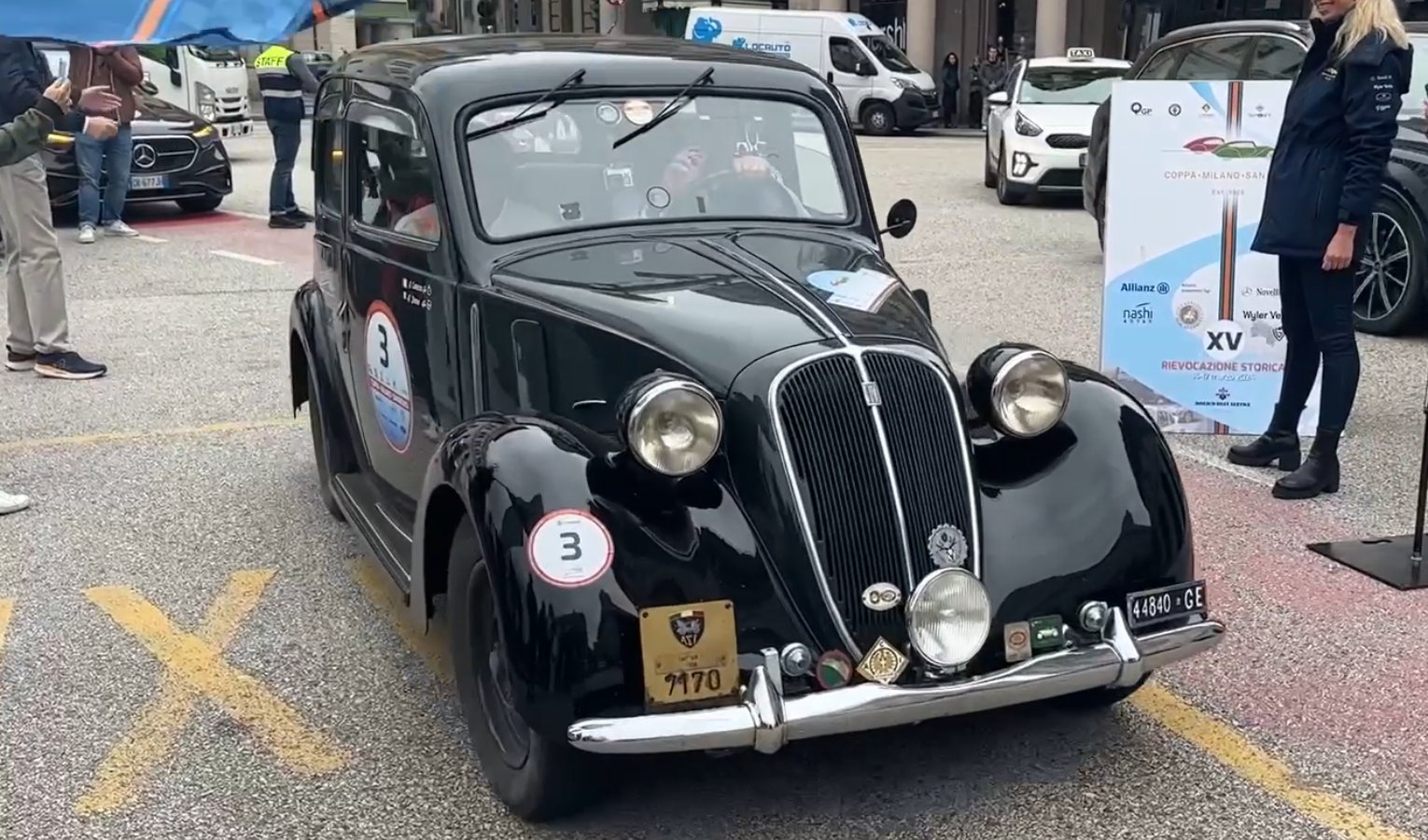 Genova, il rombo dei motori delle auto storiche in centro a Genova