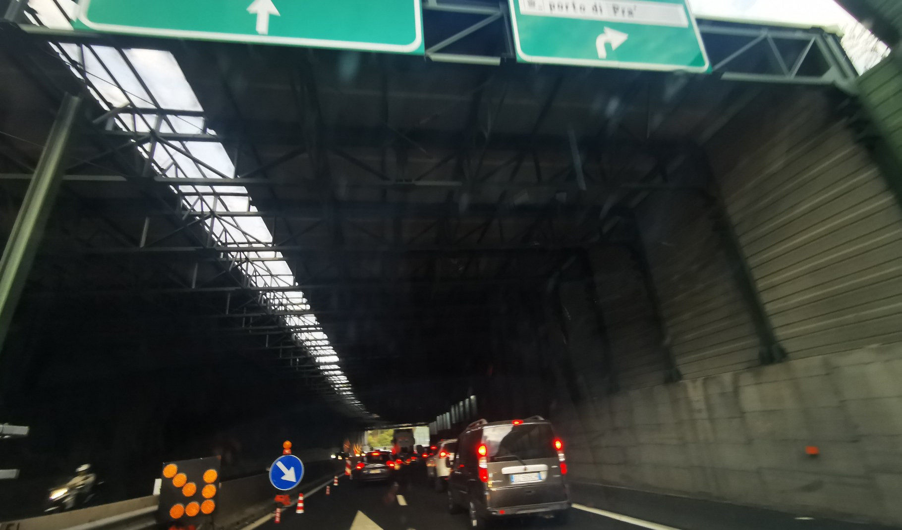 Autostrade A10 nel caos: galleria non riapre per motivi di sicurezza