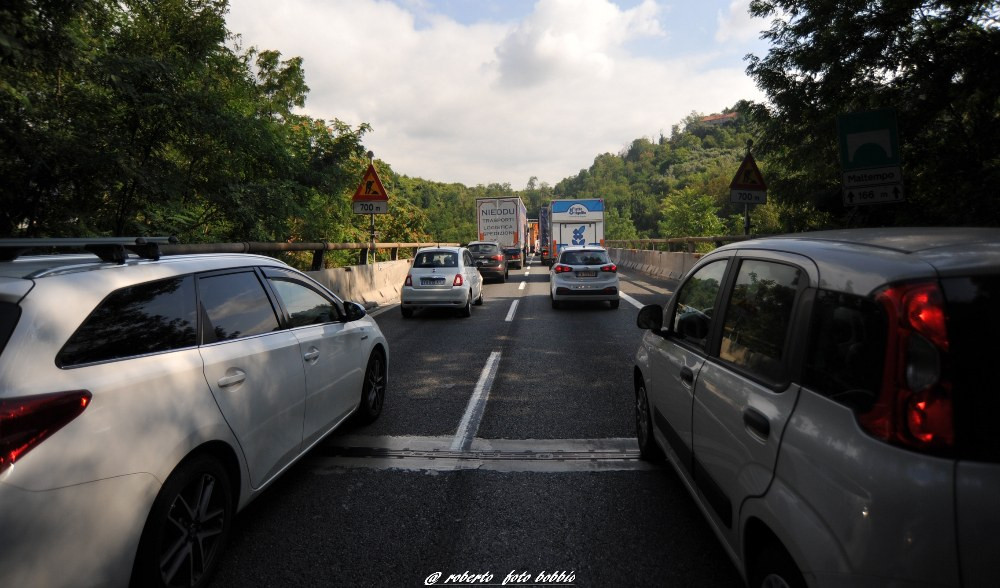 Caos autostrade, semirimorchio in fiamme: lunghe code in A7