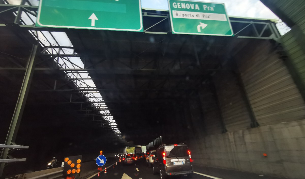 Caos autostrade, A10 riaperta a furgoni e telonati per vento: è coda