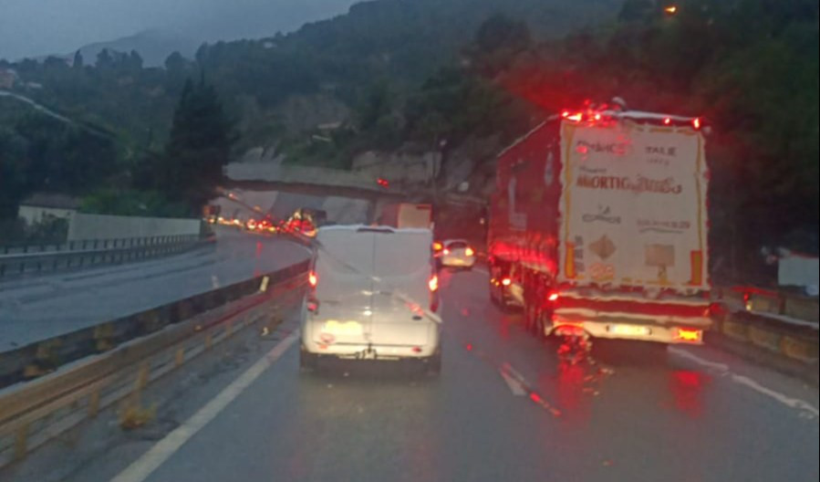 Traffico in tilt a Genova, sottopassi allagati e code in autostrada
