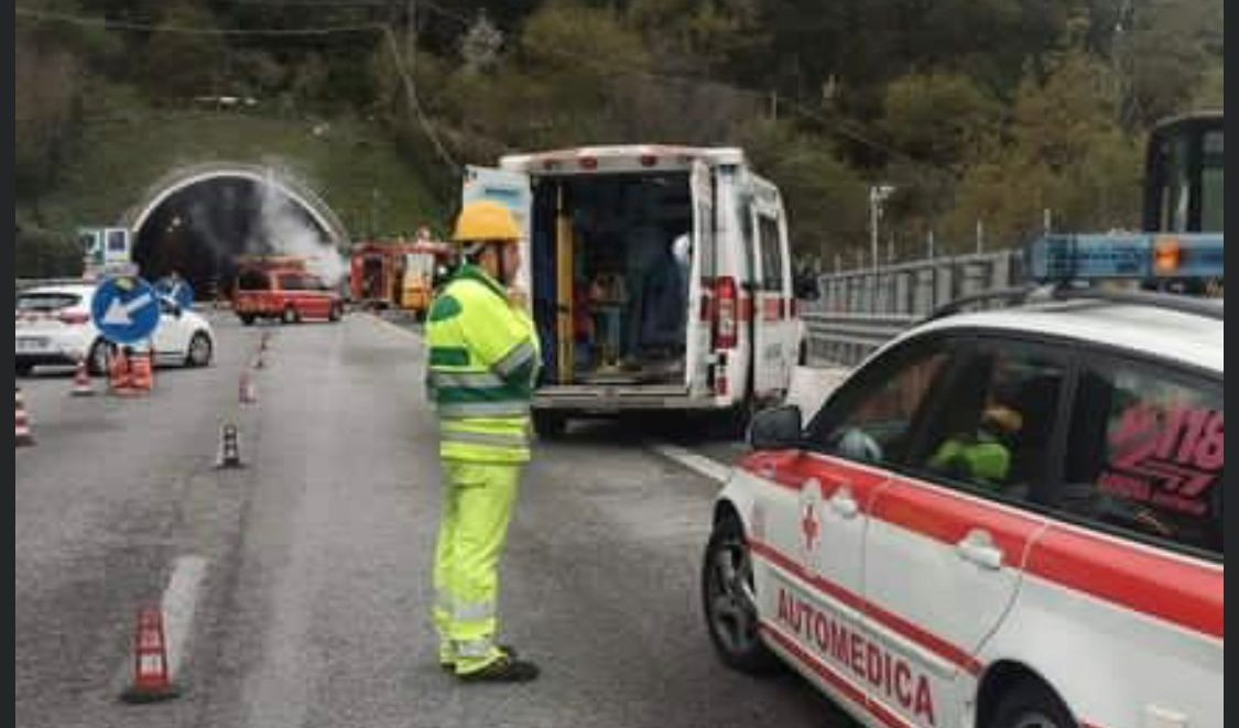 Un incidente in autostrada Un uomo vestito di giallo per strada e ambulanze