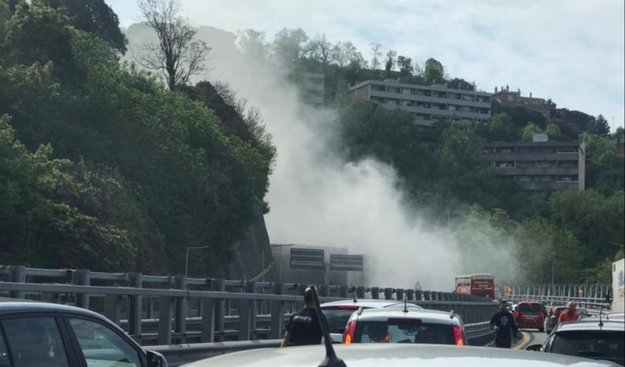 Caos autostrade, auto in fiamme in galleria prima del casello di Genova Ovest 