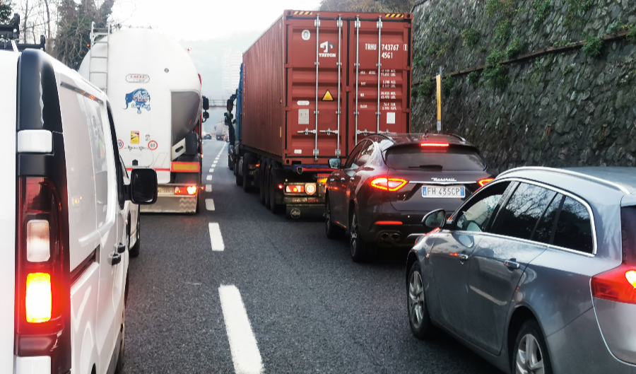 Autostrade, mattina di incidenti e code nel nodo di Genova: due feriti