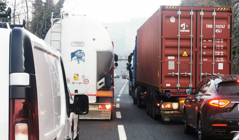 Caos autostrade, camion ribaltato a Genova Pra': riaperto il casello