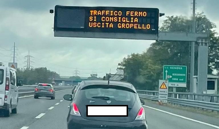 Caos in A7 tra Casei Gerola e Tortona in direzione Genova: Tir gpl in fiamme