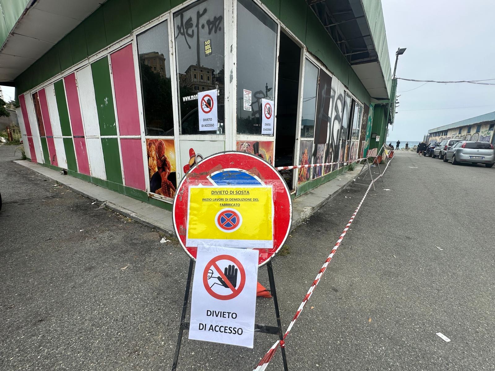 Grazie alla denuncia di Primocanale al via demolizione tugurio ex Mondobimbo di Punta Vagno