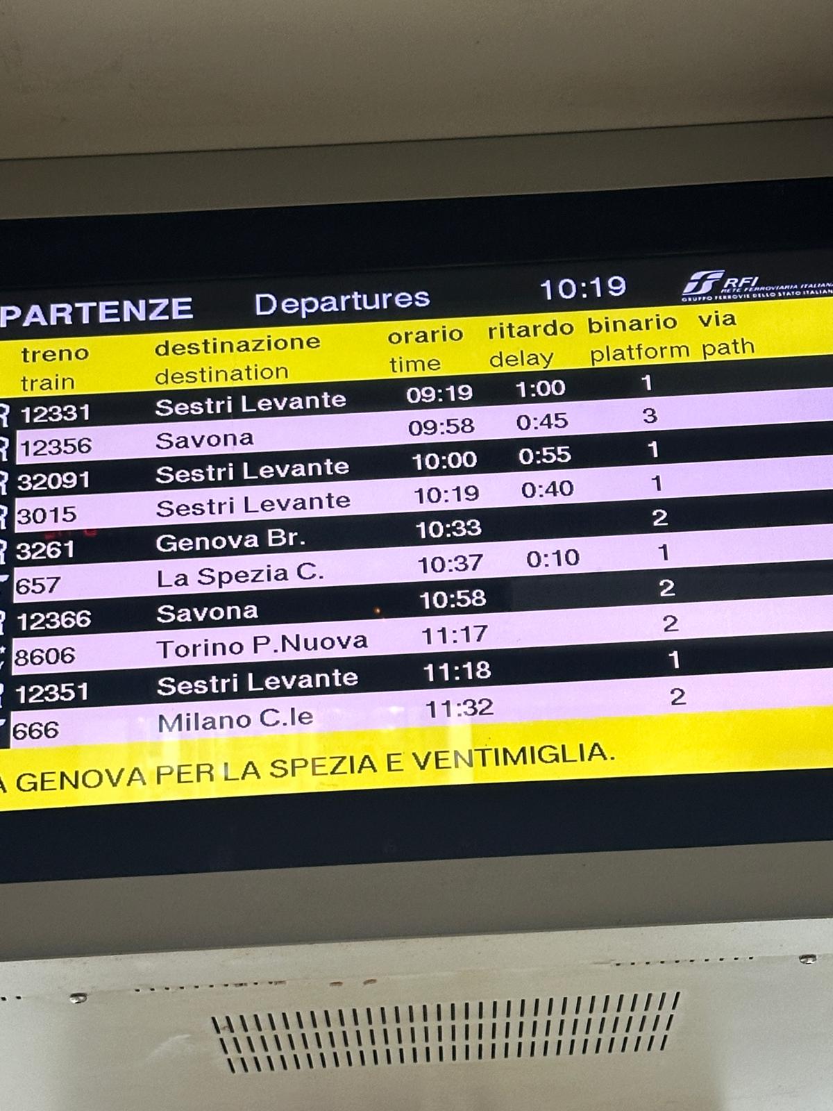 Pieve Ligure, albero cade sui binari: treni in ritardo