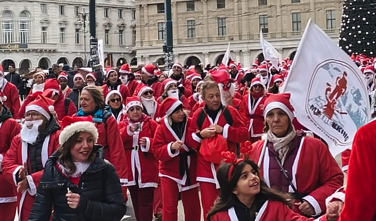 La camminata dei Babbi Natale a favore del Gaslini