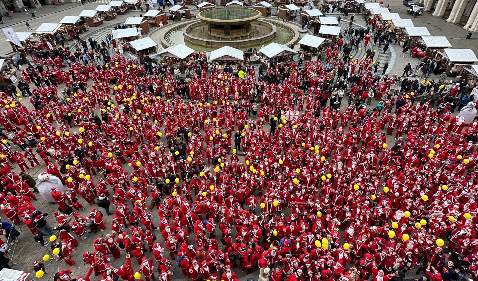 Piazza con tante persone