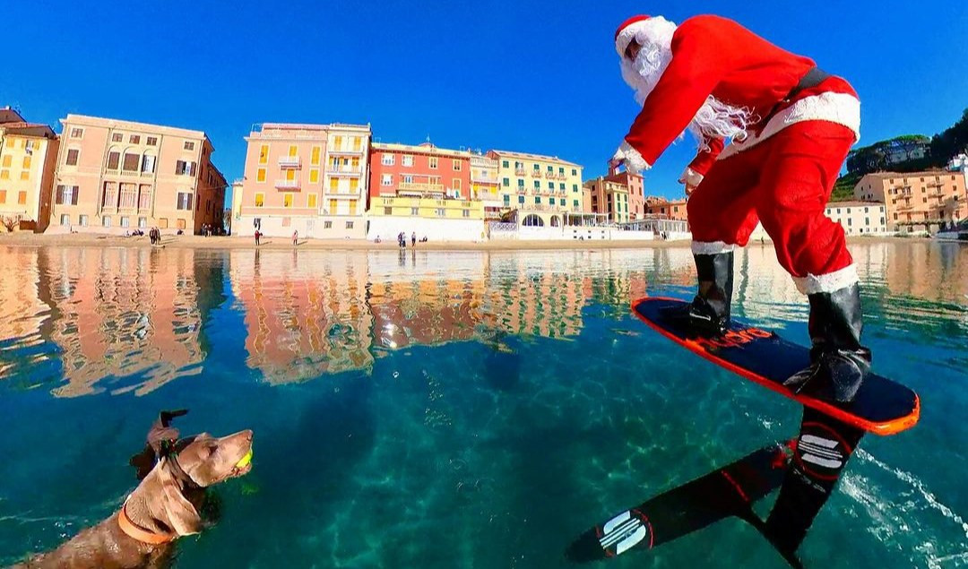 Il Babbo Natale in Liguria viene in hydro foil e in kite, i video virali su Instagram