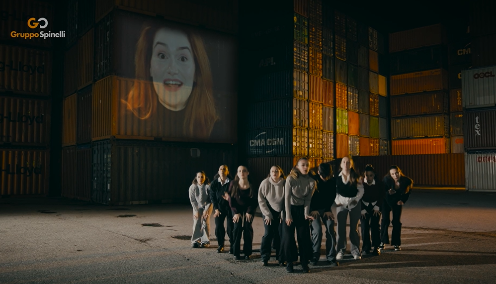 La piazza di Primocanale: danza moderna tra i container del porto