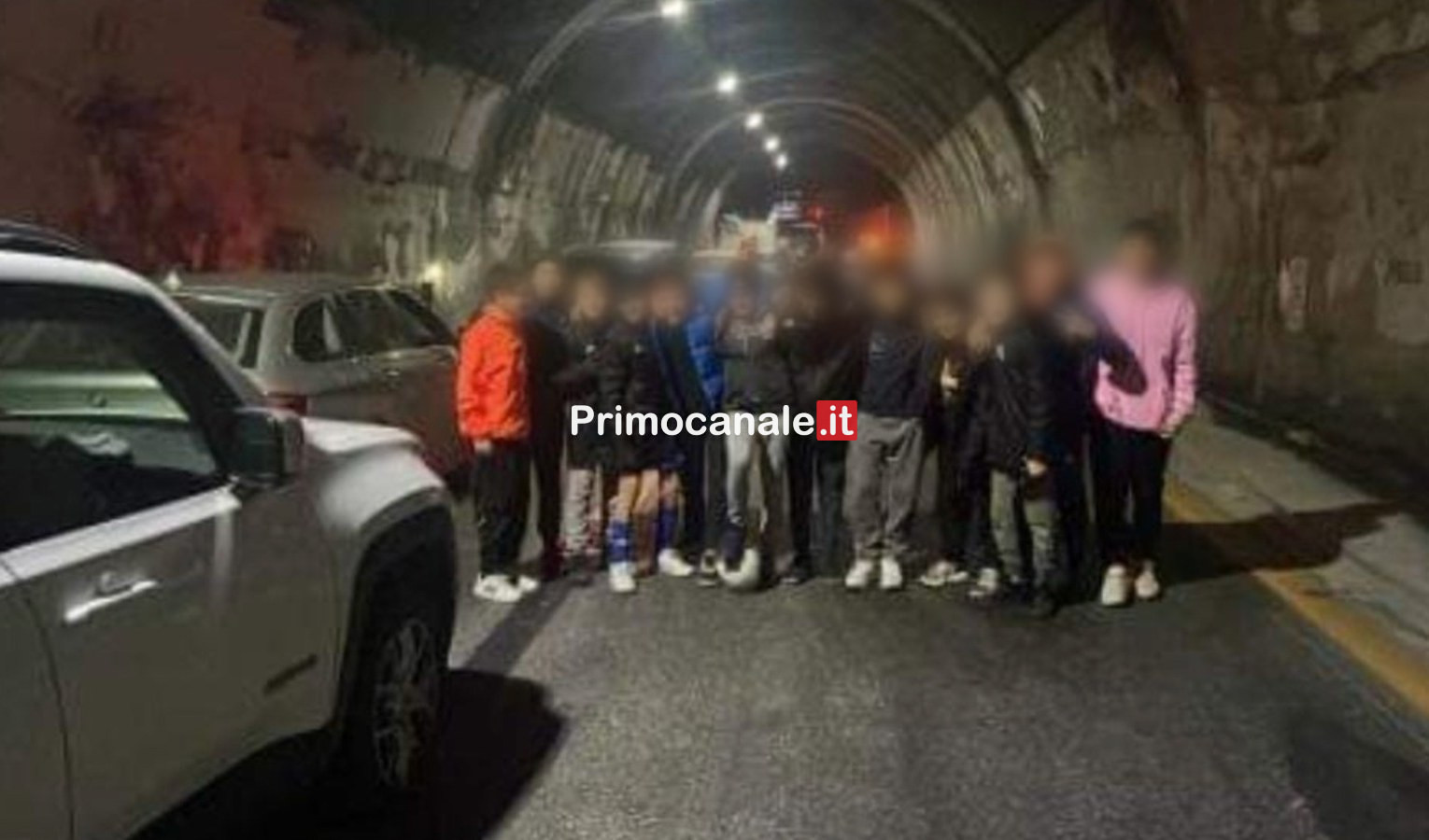 Bloccati in coda per ore, si mettono a giocare a calcio sulla autostrada A12