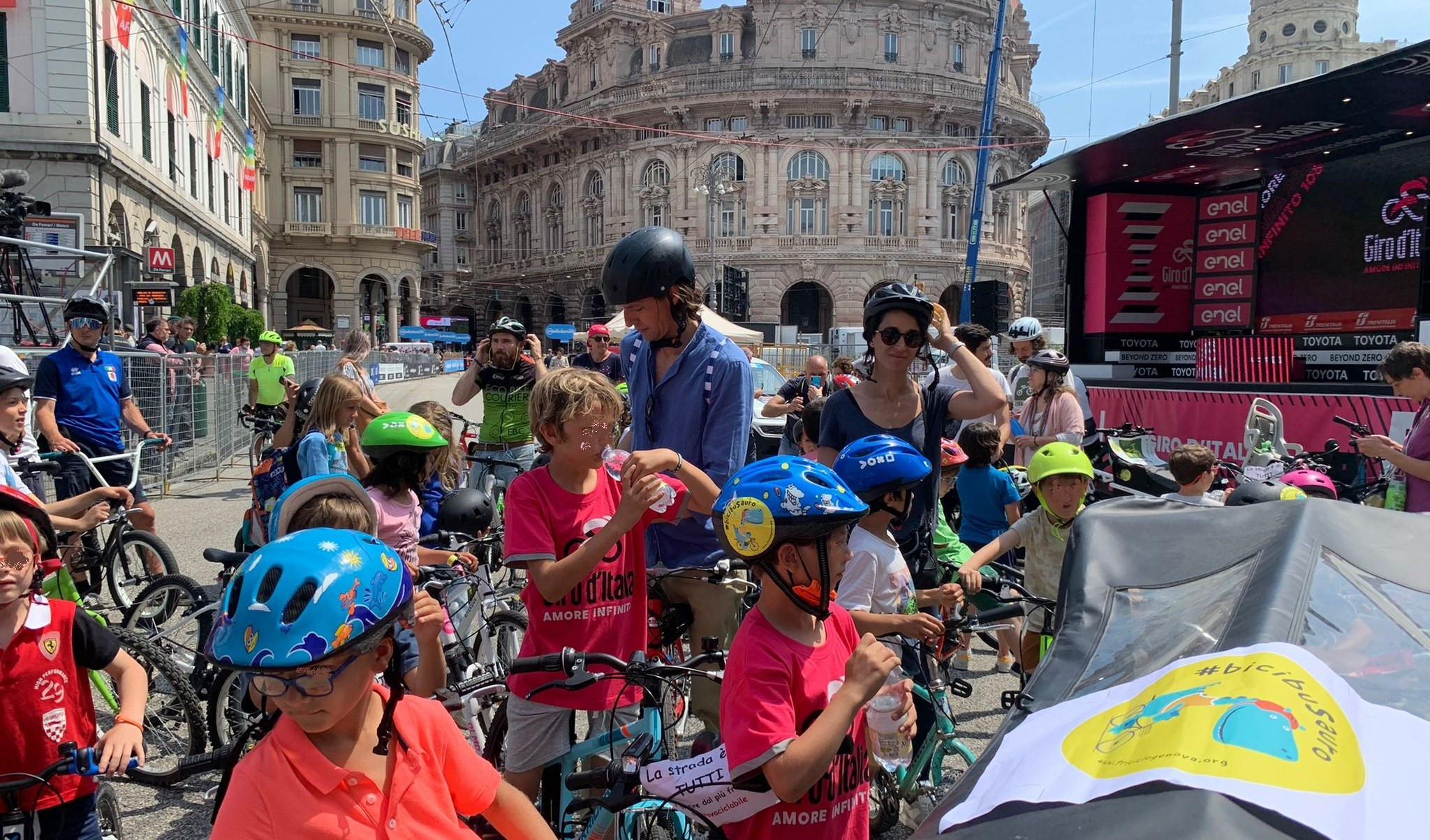 Giro d'Italia, anche i bimbi tagliano il traguardo di via XX: 
