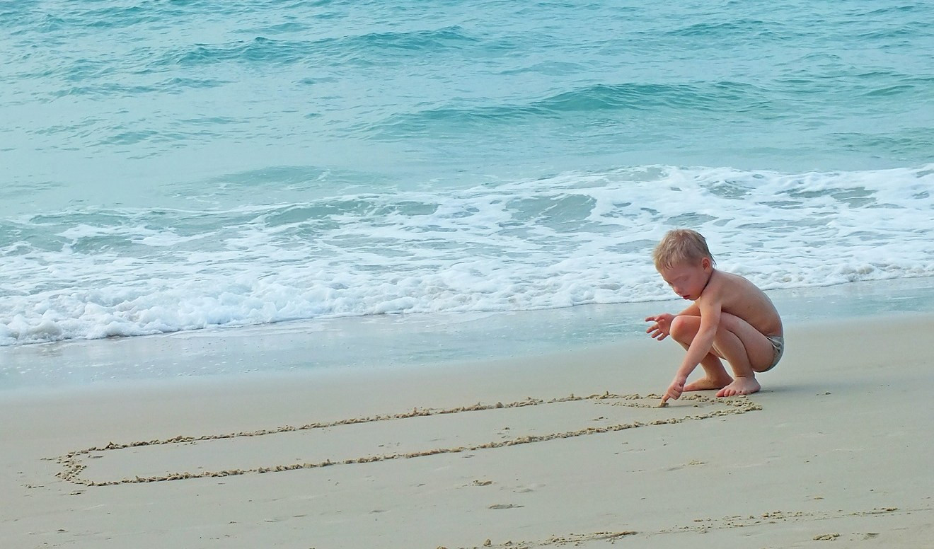 Genova, abbandona i figli in spiaggia per ore: denunciata dai carabinieri