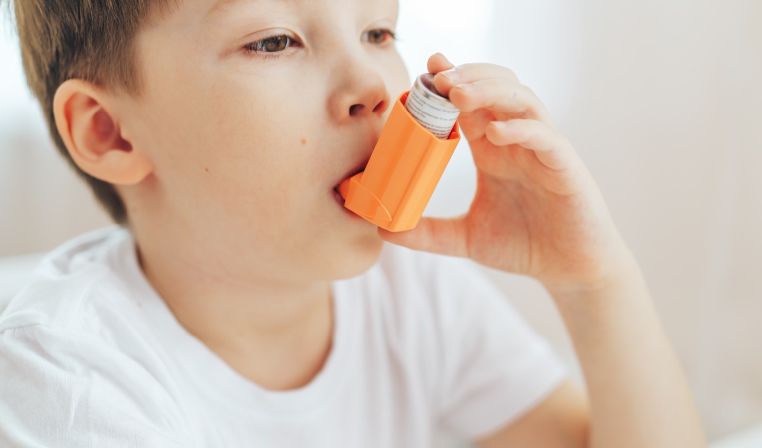 I video di ALA, associazione allergici, per far conoscere le crisi d'asma in diverse situazioni Un bambino spruzza la medicina anti asma in bocca