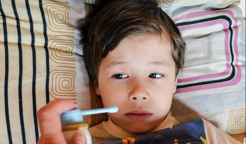 Un bambino e lo spray per il naso