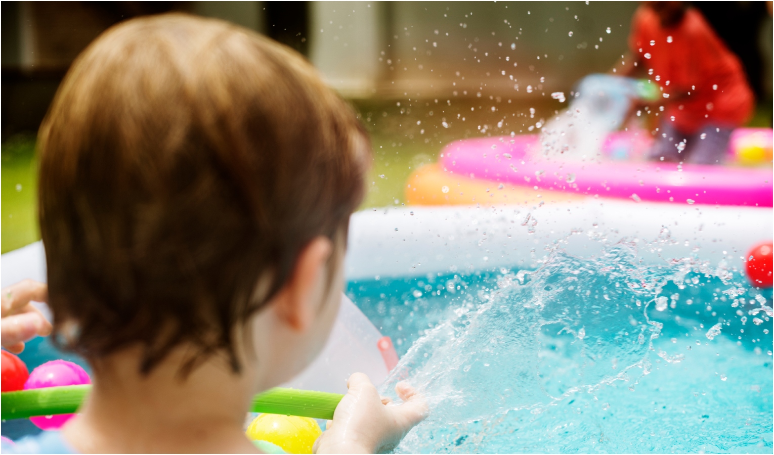 Testa bambino in piscina