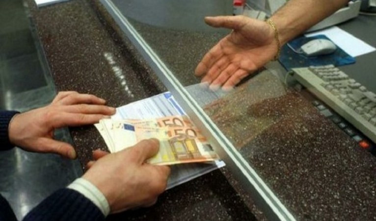 Gli negano il prelievo in banca, minaccia cassiere: arrestato per rapina