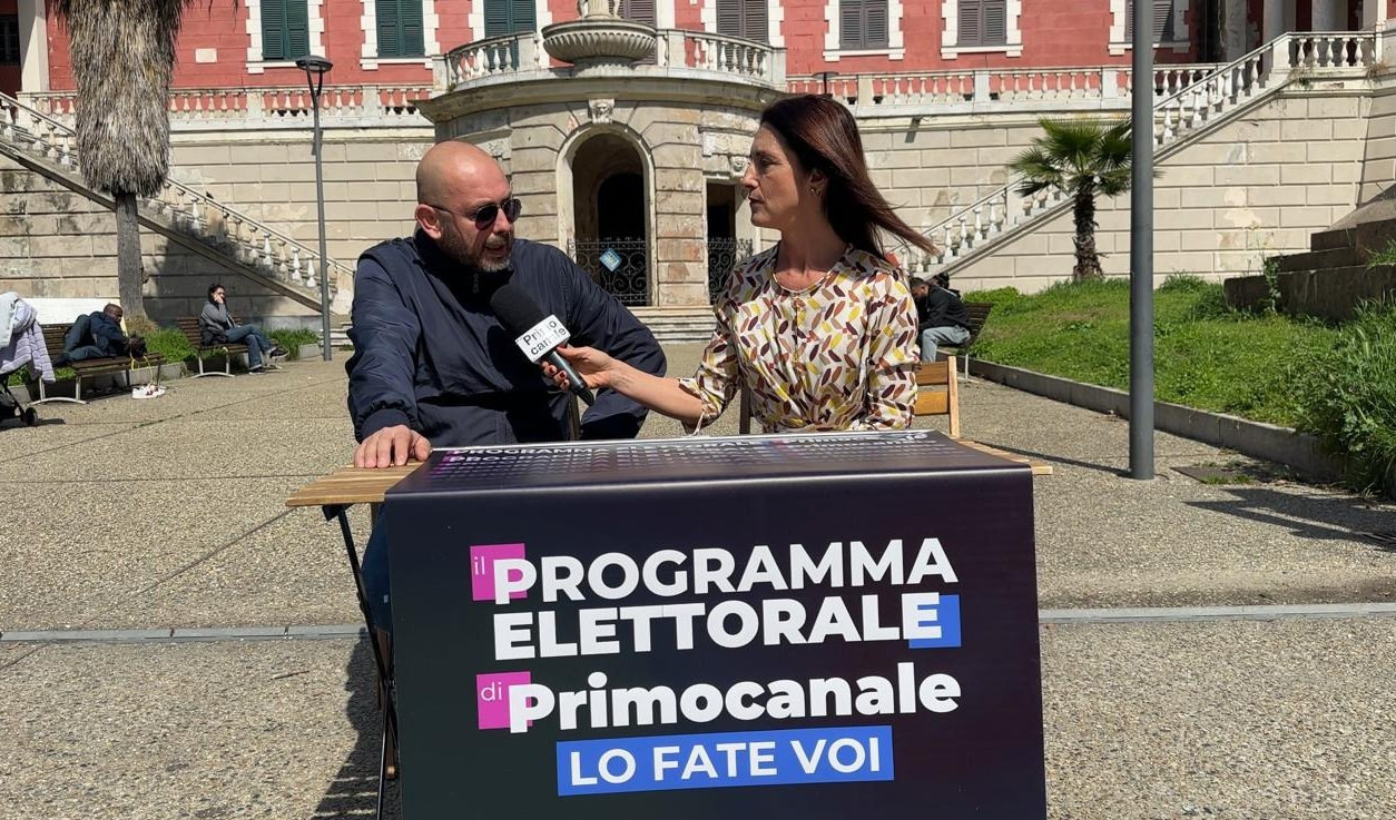 Un uomo e una donna seduti a un tavolo per strada