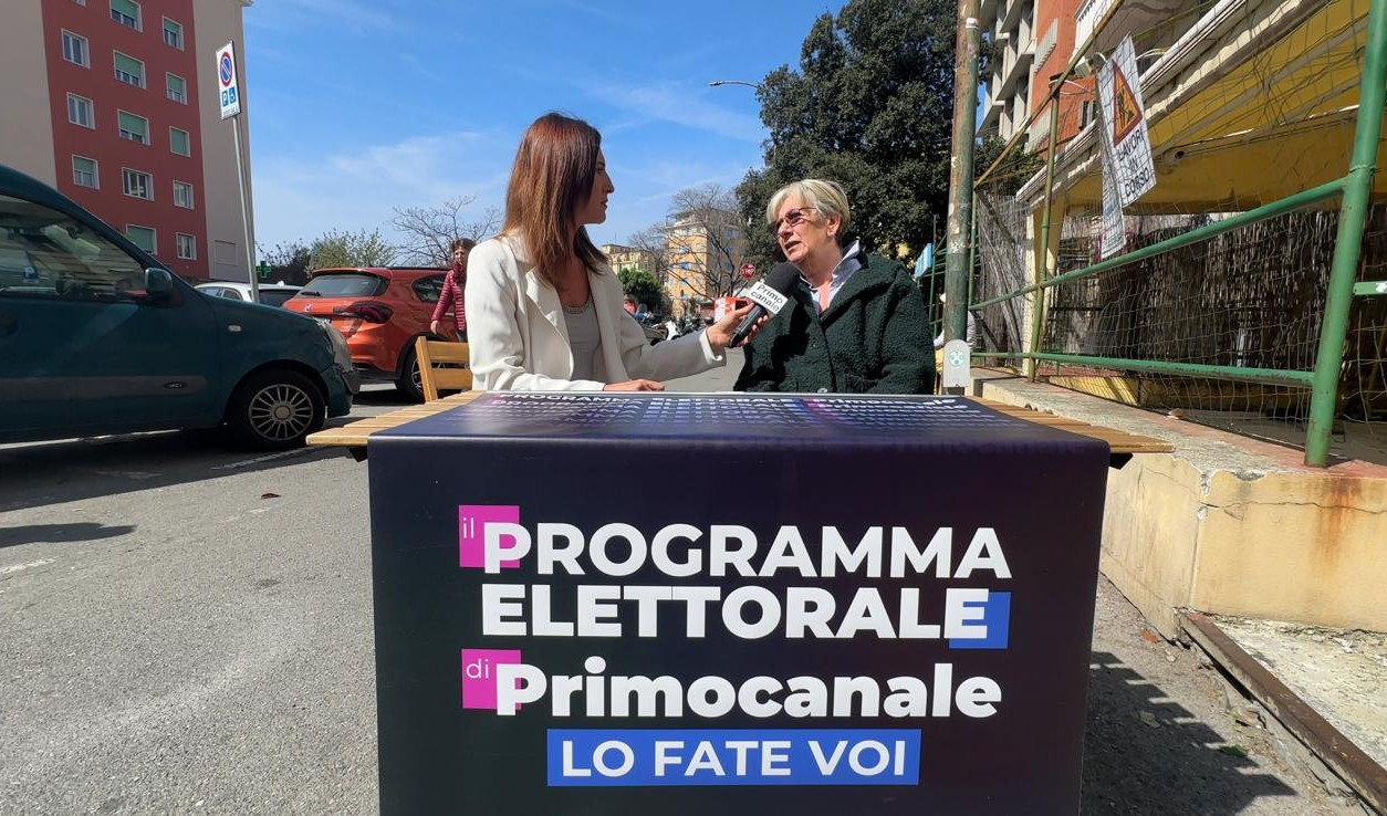 Due donne sedute a un tavolo per strada