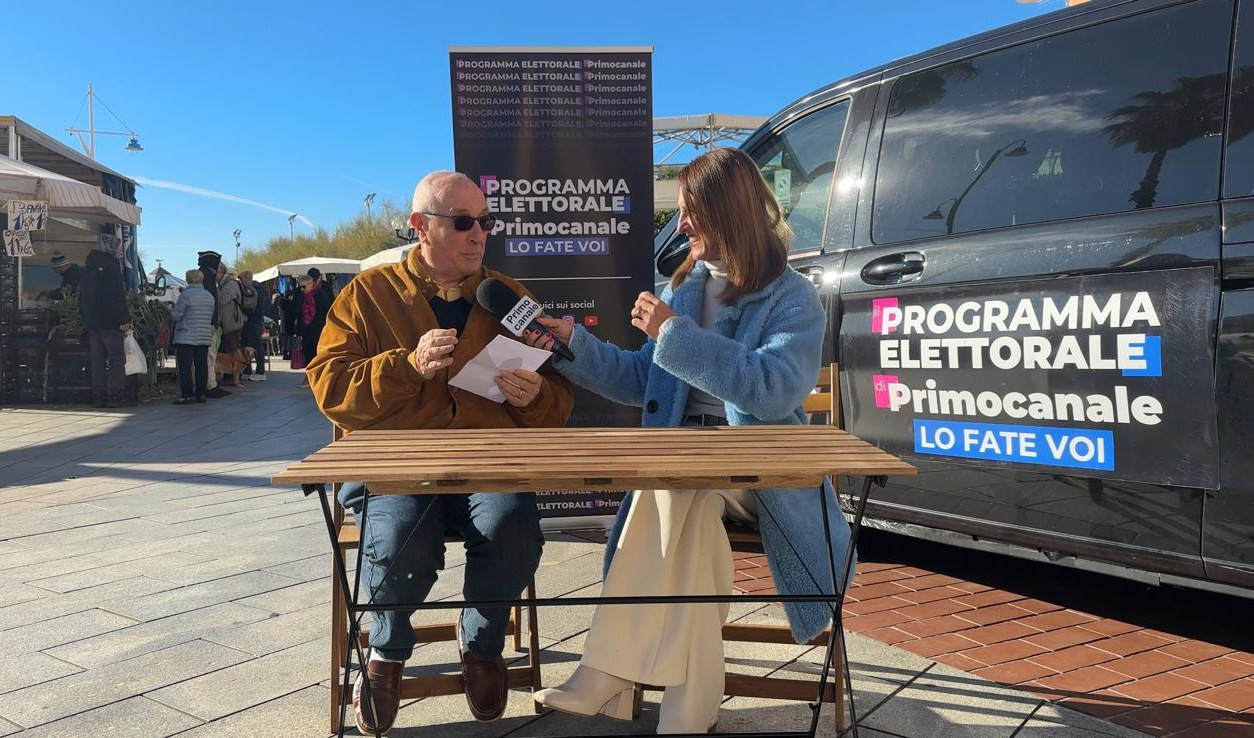 La tappa pegliese de "Il programma elettorale di Primocanale lo fate voi" Due persone sedute a un tavolo