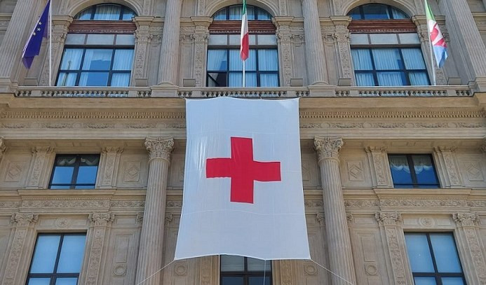 Genova, la bandiera della Croce Rossa sventola sul palazzo della Regione