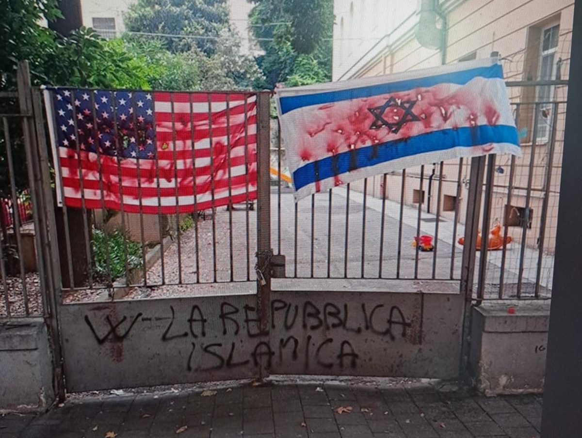 Bandiere di Usa e Israele ‘insanguinate’ e bruciate in una scuola di Genova: indaga la Digos