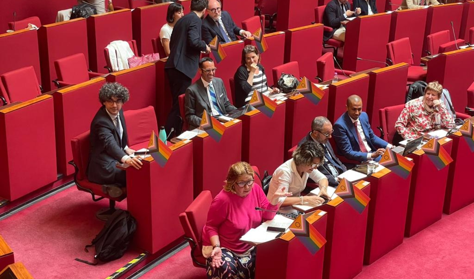 Genova, bandierine arcobaleno in aula rossa: la protesta dell'opposizione