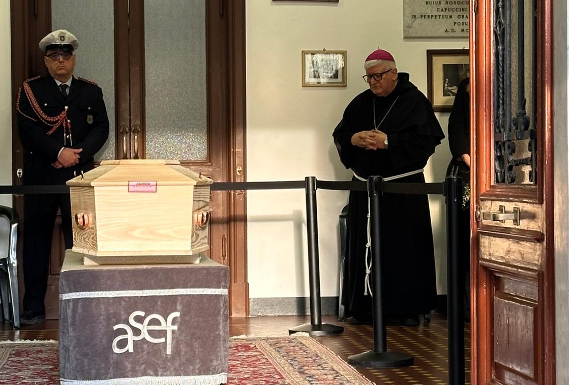 Crans-Montana, rosario per Emanuele Galeppini: la camera ardente accoglie le preghiere dei genovesi