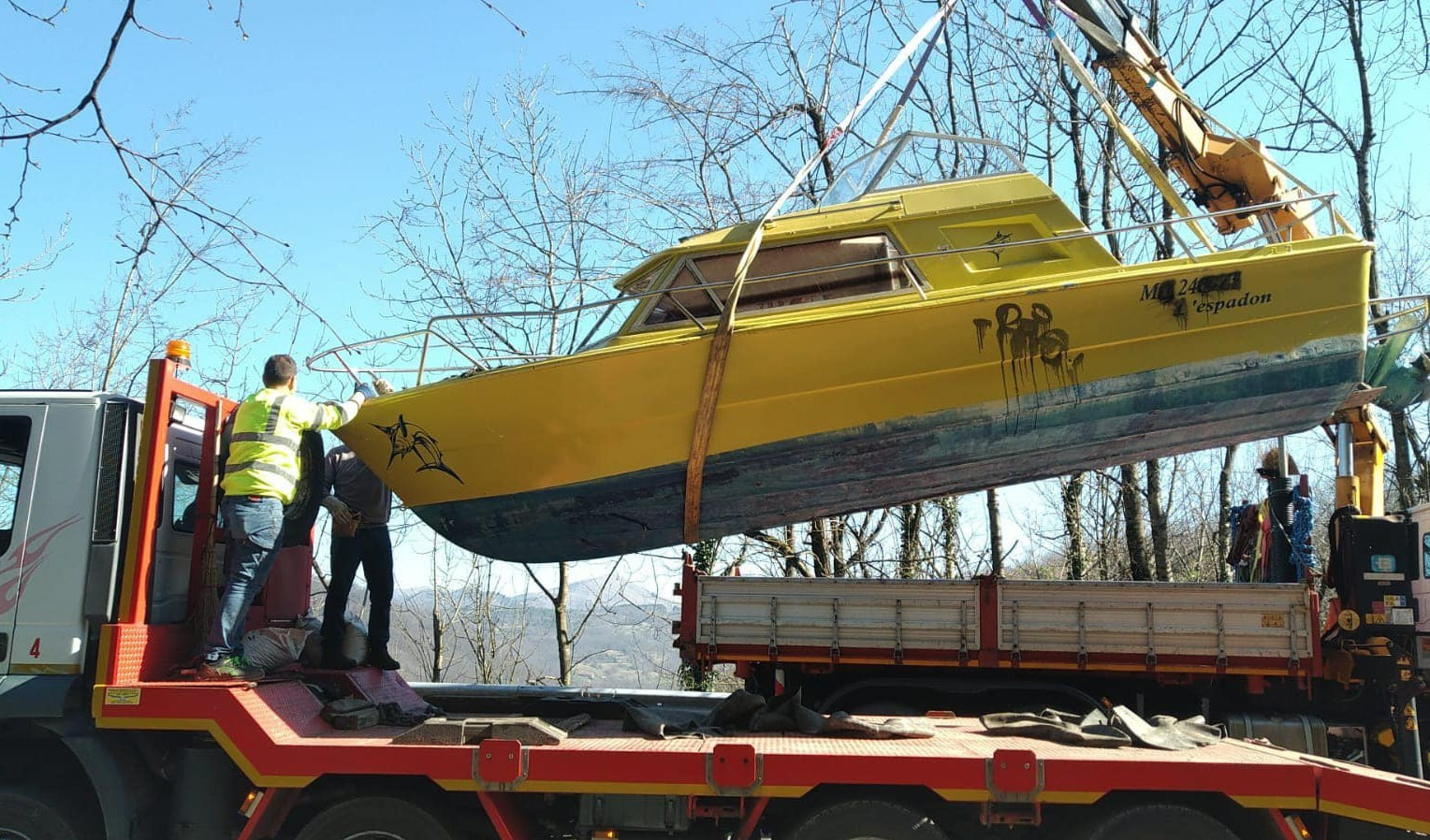 Rimossa dalla strada la barca abbandonata sul Turchino