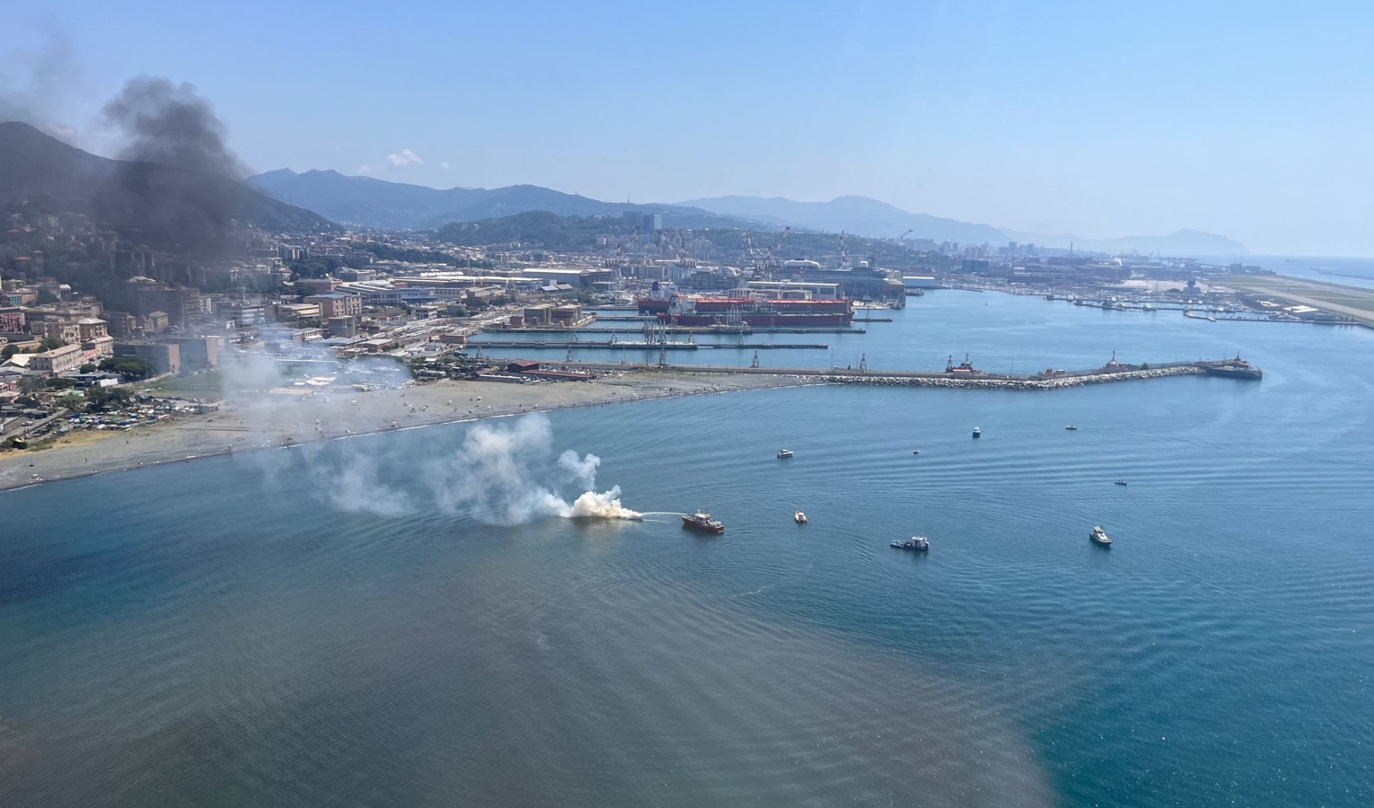 Genova, incendio barca al largo di Multedo: salve le due persone a bordo