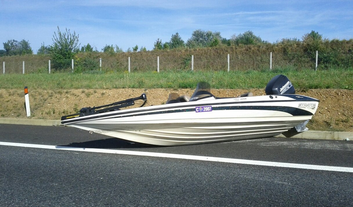 Perde la barca in autostrada, fino a 12 km di coda in A26