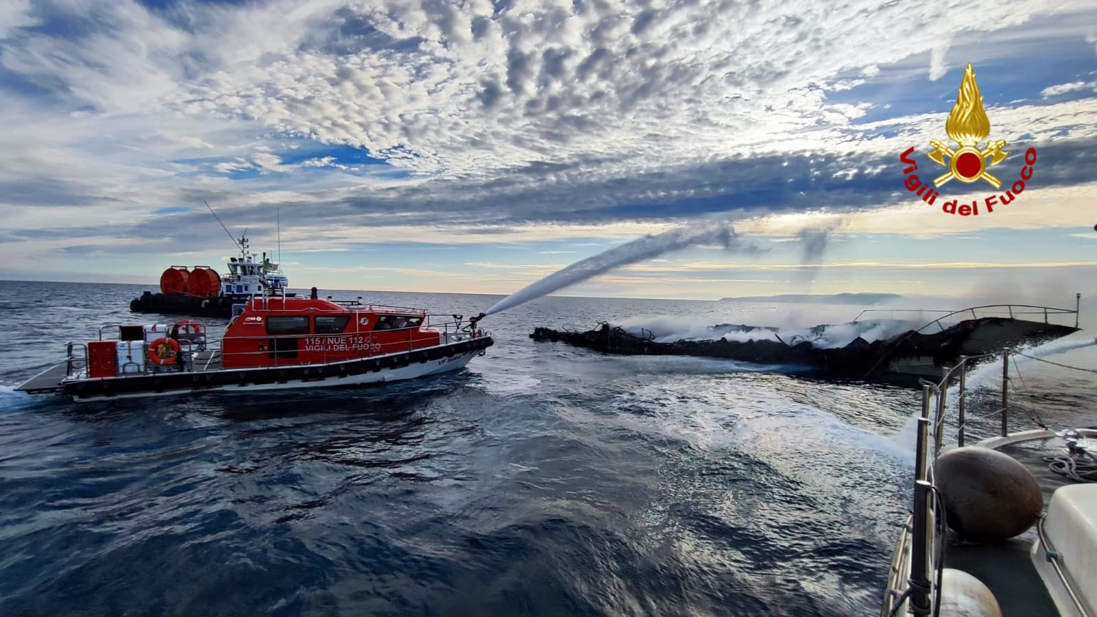 Paura in mare al largo di Bergeggi: incendio a bordo: barca distrutta dalle fiamme