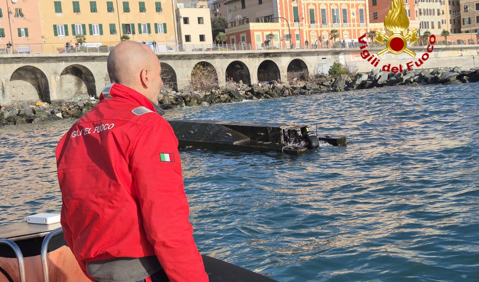 Onde fanno rovesciare una barca nel porto di Genova
