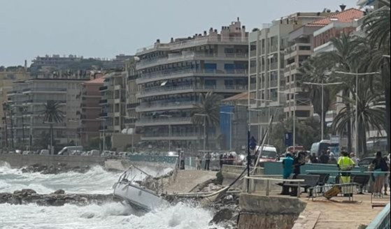 Mentone: forte vento e mareggiata scaraventano barca sugli scogli