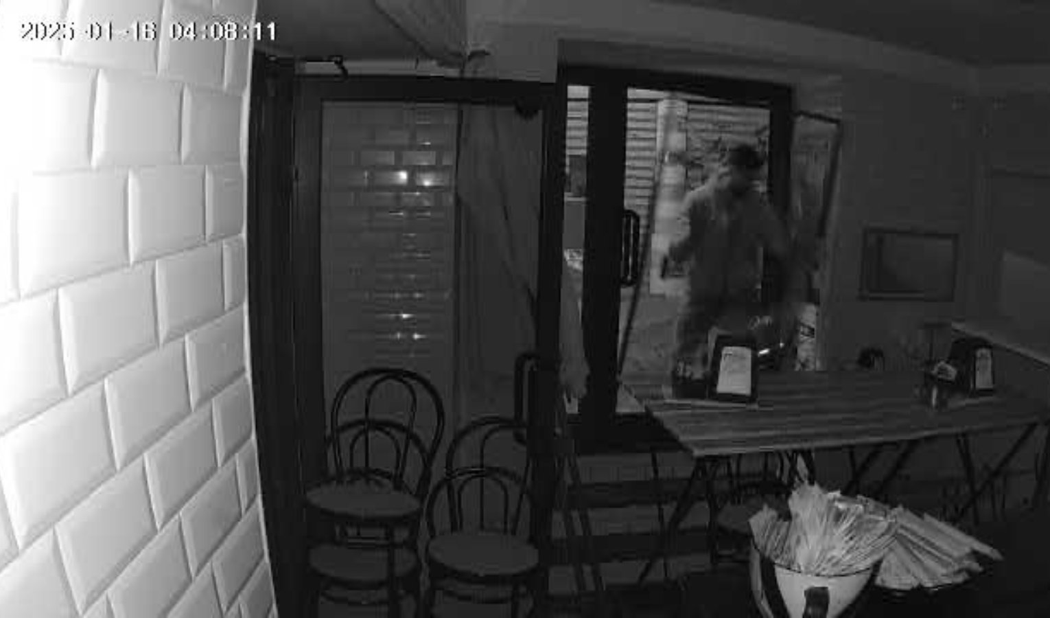Nuova spaccata in un bar: ecco la foto dell'irruzione del ladro