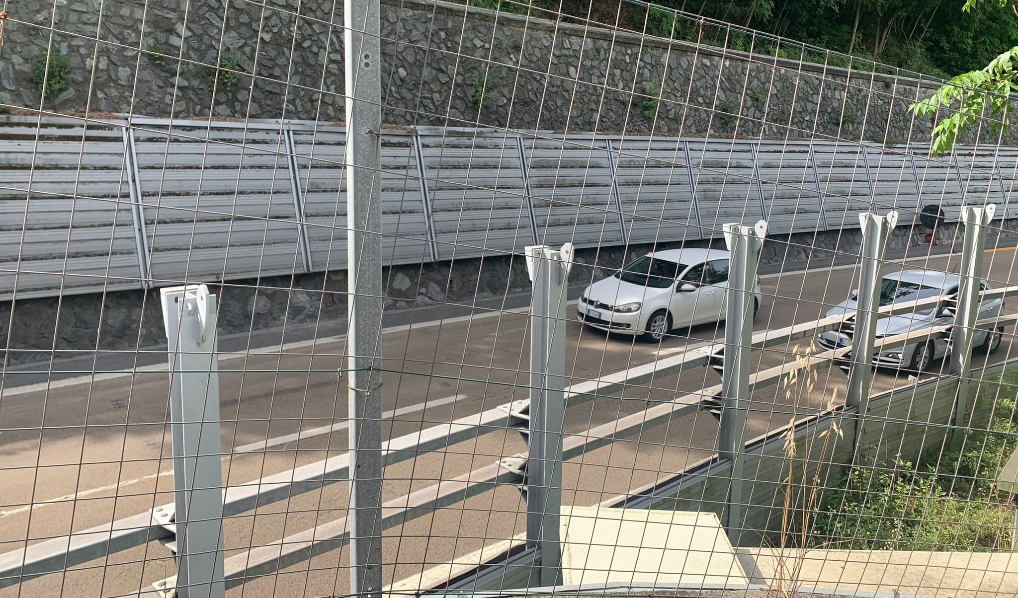 Genova, assordati dall'autostrada: il presidio degli abitanti davanti a Palazzo Tursi