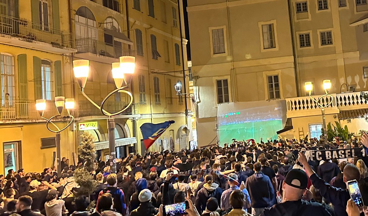 Sanremo invasa dai tifosi del Basilea: prima di partire puliscono la piazza